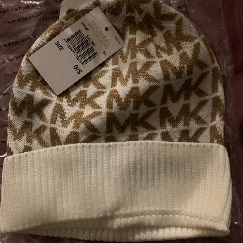 Brand new Micheal kors fall style hat ! Amazing material and stylish